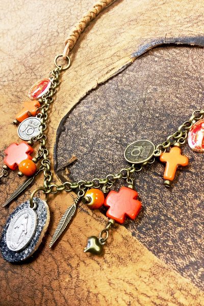 COLLIER CRISHNA CUIR MEDAILLES ROUGES
