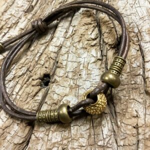 Bracelet arti cordon cuir marron et perles métal doré