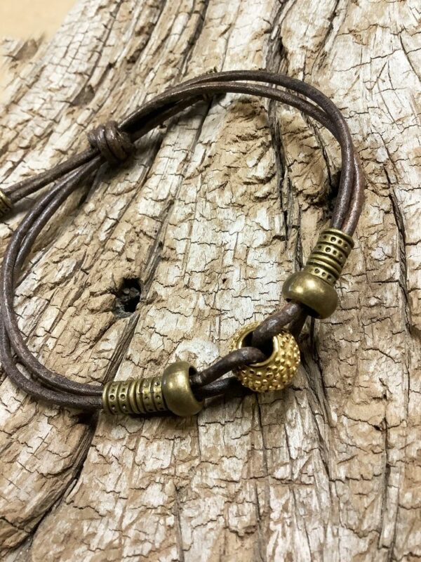 Bracelet arti cordon cuir marron et perles métal doré