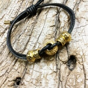 Bracelet arti cordon cuir noir et perles métal doré