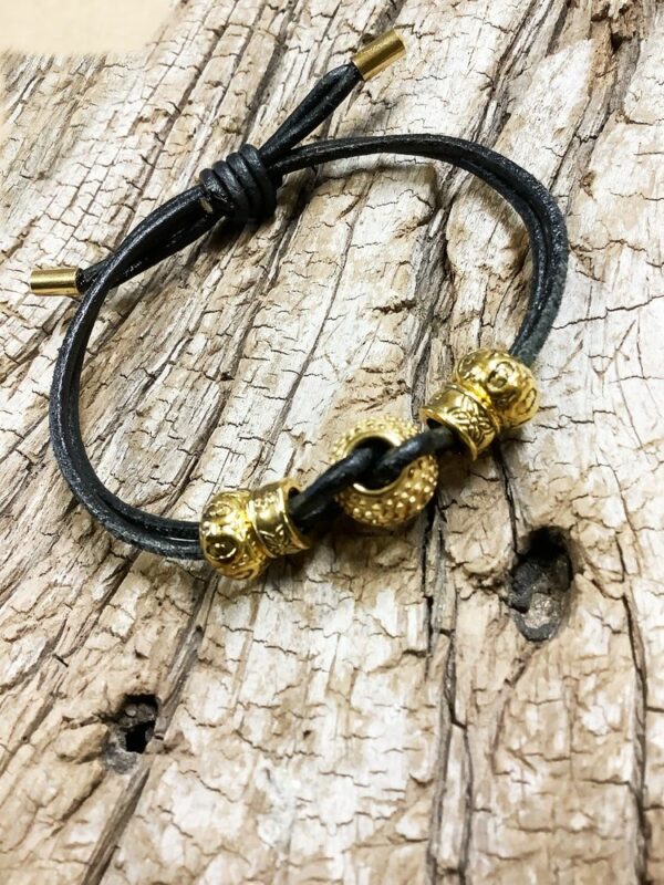 Bracelet arti cordon cuir noir et perles métal doré
