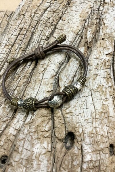 Bracelet cordon cuir et perles céramiques