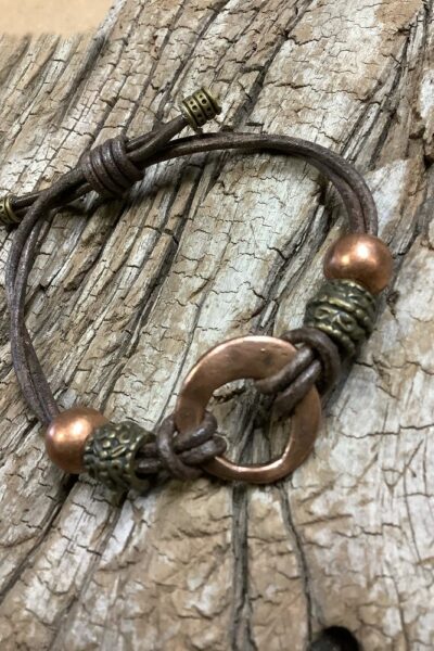 Bracelet cordon cuir et perles métal