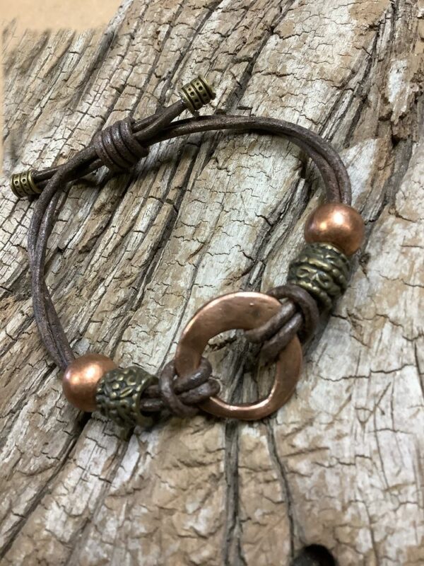 Bracelet cordon cuir et perles métal