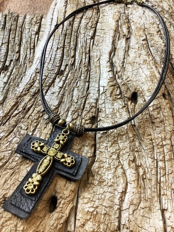 Collier Antonia cuir noir et pendentif croix strass