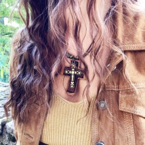 Collier Antonia cuir marron et pendentif croix strass