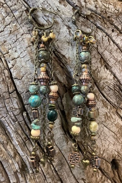 Boucles d'oreilles Aqua chaîne maille forçat, perles chrysocolle, turquoise africaine, perles bois, breloques finition bronze