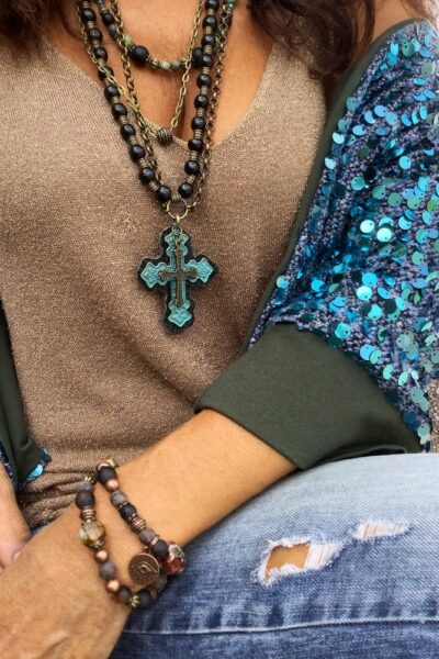 Collier Clarita multirangs cordon cuir, perles naturelles et croix métal et cuir