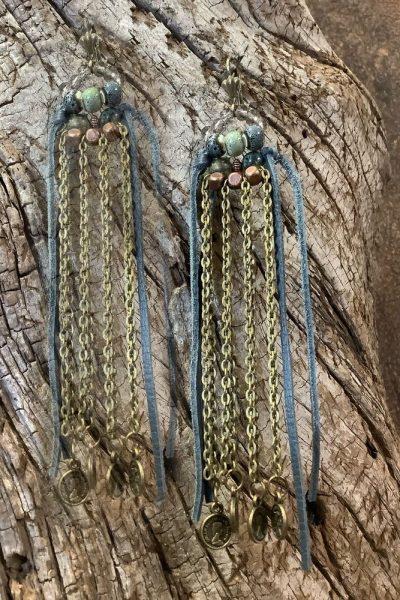 Boucles d'oreilles Dalia chaîne maille forçat, cuir bleu, perles céramiques, perles de turquoises africaines, breloques pièces finition bronze