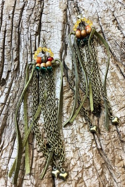 Boucles d'oreilles Dalia chaînes pendantes, perles céramiques, perles facettes, breloques bronze et cuir kaki