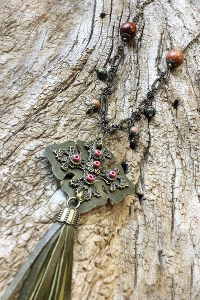 Sautoir Imani chaîne bronze, perles bois, croix métal et franges en cuir kaki