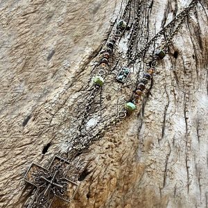 Collier Jones double rangs pierres naturelles et pendentif croix cuir de serpent