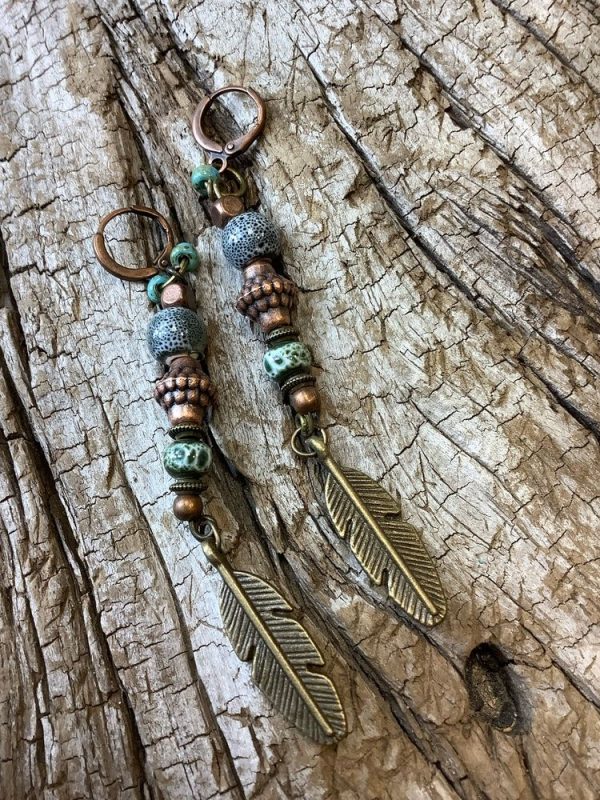 Boucles d'oreilles Pluma perles céramiques, perles métal et breloques plumes