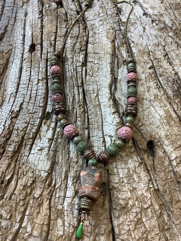 Collier Rafa perles naturelles et pendentif pierre rhodonite