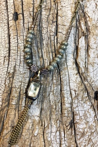 Collier Shym chaîne bronze, perles pyrite et connecteur en verre