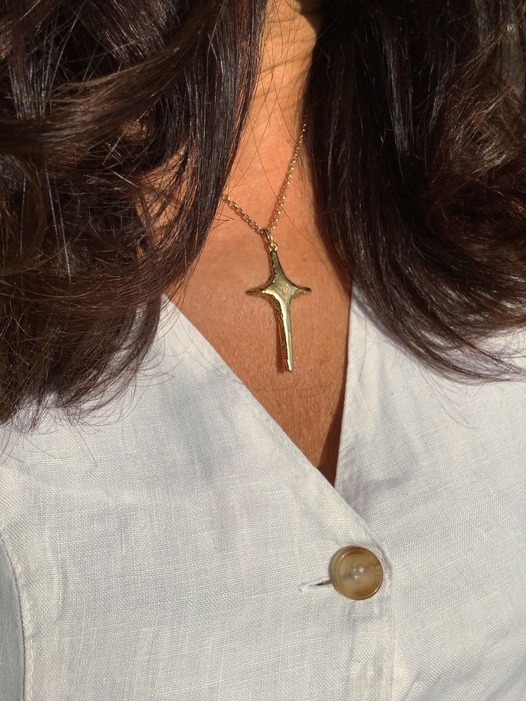 Collier Aponi bronze doré main image 1