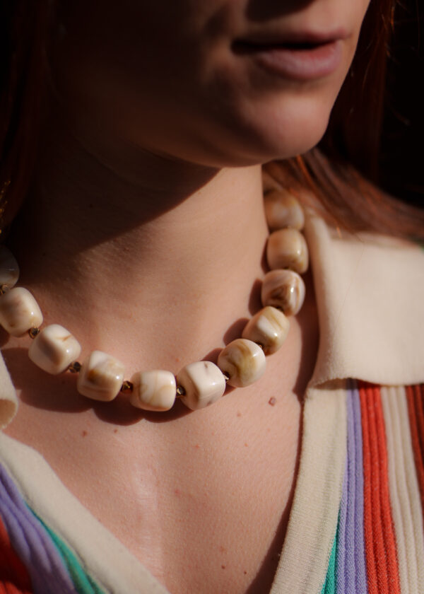 Ana beige collier