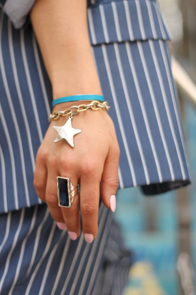 ✨ Mix & Match de textures et de styles ✨ Craquez pour notre bracelet Starfish avec sa chaîne dorée & argentée, sublimé par un pendentif étoile en étain argent antique 🌟 Ajoutez du caractère avec notre jonc réglable Brooklyn et son cuir bleu électrique 💙 Et pour la touche finale ? La bague Stone, audacieuse et incontournable 💍 🛍️ : www.iguan.fr 🦎 📸 : @maelle.lopez_ #BijouxMixAndMatch #StyleÉtoilé #CuirEtMétal #BagueStone #BijouxTendance #DétailsQuiFontTout